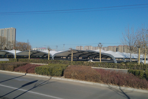 哈爾濱膜結(jié)構(gòu)車(chē)棚選擇彎弧頂還是平頂：美觀與實(shí)用的雙重考量